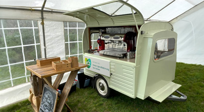 Barista met koffiebar
