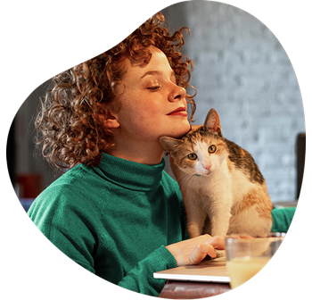 Vrouw met kat en laptop